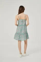 Vestido corto con estampado floral, breteles finos, corte holgado y cuello redondo.
