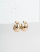 Aros argolla de metal dorado, estilo chunky.