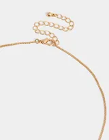 Cadena plateada con dije de corazón con alas con strass.