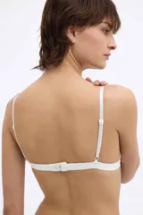 Bralette color beige con breteles finos y copas triangulares sin aro.