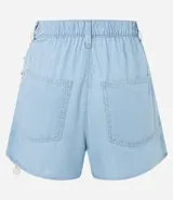 Short de jeans celeste claro, corte holgado, con trabillas en la cintura, pañuelo estampado atado a una trabilla y bolsillos traseros.