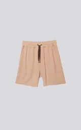 Bermuda de algodón color beige con cintura elástica y cordón ajustable.