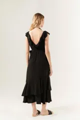 Vestido midi negro con cuello en V y volados en el escote y el ruedo.