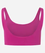 Top deportivo de microfibra color fucsia, con tirantes anchos fijos y copa incorporada.