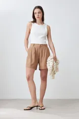 Short color tostado de lino con pinzas, tiro alto y bolsillos laterales.