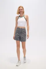 Short de jean color beige con estampado animal print en tonos marrones, de tiro alto y corte holgado.