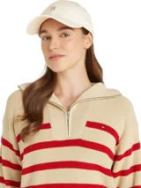 Gorra de béisbol color crema, de seis paneles, con logo bordado en dorado.