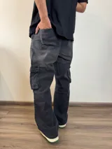 Pantalón jean color beige, corte recto y estilo cargo con bolsillos laterales.