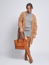 Cartera marrón de cuero sintético con doble asa corta negra y bolsillo frontal con botón.