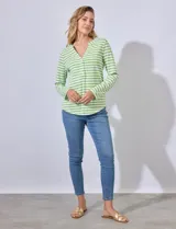 Remera de algodón a rayas horizontales rosas y blancas, con escote en V y botones.