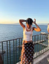 Conjunto de top y falda con estampado de lunares.