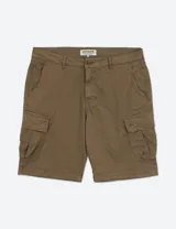 Bermuda cargo de gabardina color verde militar con múltiples bolsillos y corte cómodo.