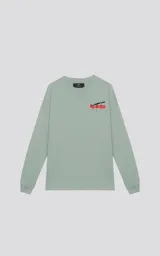 Remera verde agua de manga larga con corte oversize y hombros caídos. Estampado frontal con el nombre "Rambo" en rojo y negro, con una daga cruzada.