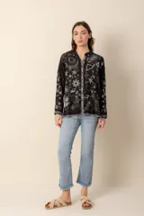 Camisa negra con bordados de motivos celestiales, de seda con botones forrados.