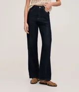 Pantalón de jeans de tiro alto, corte recto y color azul oscuro. Presenta costuras verticales contrastantes visibles en el frente de ambas piernas.