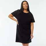Vestido negro de algodón con mangas cortas raglán con bordados calados.
