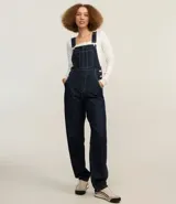 Mono jeans modelo peto confeccionado con algodón más sostenible. La prenda tiene piernas rectas, breteles anchos ajustables, bolsillo en el pecho y costuras contrastantes.