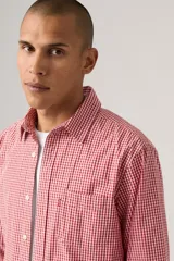 Camisa de hombre a cuadros rojos y blancos, de manga larga con un bolsillo en el pecho.