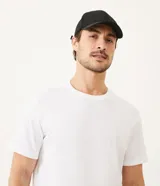 Remera de hombre color verde grisáceo, de manga corta y cuello redondo, confeccionada en algodón peruano.