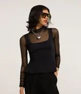 Blusa peplum negra confeccionada en punto roma con bretel ancho y escote cuadrado.