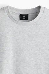 Remera de manga corta, cuello redondo ribeteado, color gris melange.