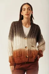 Cárdigan tejido a rayas horizontales con degradé de color, con cuello en V, mangas largas y cierre frontal con botones de madera.