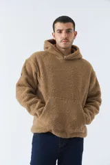 Canguro marrón de sherpa polar con capucha, bolsillo tipo canguro y logo de goma en la manga.