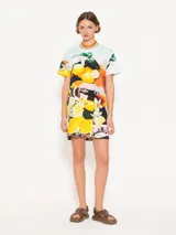 Túnica corta de punto con estampado de limones, cuello redondo y mangas cortas.