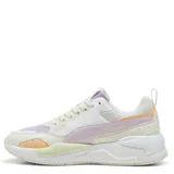 Championes urbanos Puma X-Ray 2 Square, color blanco con detalles en beige y amarillo. Confeccionados en cuero sintético y malla, con suela de goma y cordones.