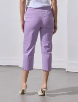 Pantalón capri color beige de gabardina elastizada, marca Zac & Reachel. Pretina ancha elastizada. Delantera y trasera con bolsillos simulados.