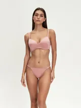 Conjunto de ropa interior color violeta, compuesto por un corpiño con breteles regulables y una tanga con laterales finos.