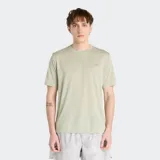 Remera deportiva color verde claro, de manga corta y cuello redondo. Presenta el logo de la marca en el pecho.