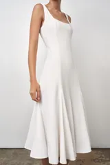 Vestido midi blanco de Zara Woman Collection, con escote cuadrado y sin mangas. Corte al cuerpo con falda evasé. Cierre con cremallera oculta en la costura.