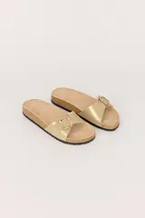 Sandalias casuales doradas con hebilla ajustable.