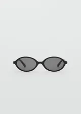 Lentes de sol ovalados negros, hechos con residuos post-industriales reciclados de procesos de fabricación de gafas de policarbonato.