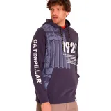 Buzo hoodie Caterpillar azul marino con capucha ajustable con cordones bicolor, bolsillo tipo canguro, puños y dobladillo acanalados. Estampado frontal con el año 1925 y texto alusivo a la historia de la marca. Logo de Caterpillar estampado en la manga izquierda.