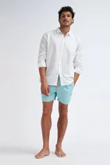 Short de baño celeste con cordón ajustable en la cintura.