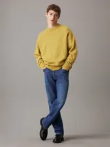 Pantalón de jean azul oscuro de corte recto, con cierre de botones y diseño de cinco bolsillos.