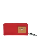 Billetera color rojo con cierre y detalle de marca en el frente, diseño compacto.