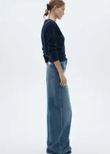 Pantalón de jean celeste, corte wide leg, tiro alto, con bolsillos de parche delanteros y traseros.