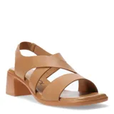 Sandalias de cuero color tostado, con taco cuadrado y tiras cruzadas.