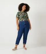 Pantalón mom jeans azul oscuro, tiro alto, con bolsillos delanteros y traseros, trabillas en la cintura, cierre frontal con botón y cremallera, y dobladillo doblado.