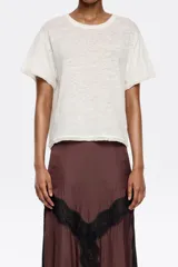 Remera color crudo de corte crop con cuello redondo y mangas cortas.