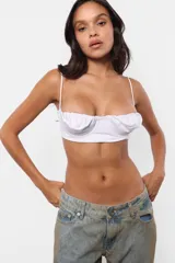 Top brassier negro de microfibra pesada con forrería en microfibra liviana. Escote balconette con frunce en la parte superior de las tazas. Tazas forradas con paso de aro interno a través de cinta vaina. Breteles regulables embutidos en la prenda.