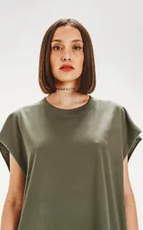 Remerón verde militar de corte oversize con hombros caídos y cuello redondo.