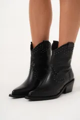 Bota texana de caña media-baja color negro, con punta elegante y detalle de mini tachas.