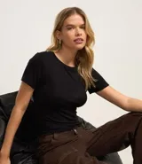 Blusa color beige de viscosa con elastano, de manga corta, cuello redondo, textura acanalada y bajo ondulado.