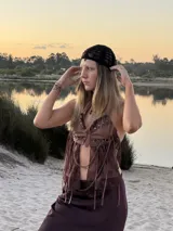 Top halter marrón con detalles de cuero, encaje y cadenas doradas.