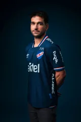 Camiseta de fútbol Umbro del Club Nacional de Football, modelo Alternativa. Diseño azul con detalles en blanco y rojo en cuello y mangas. Incluye logo de Umbro, escudo del club y sponsor Antel en el frente.