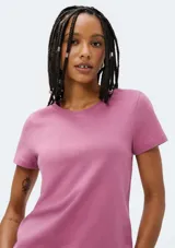 Remera verde claro de algodón, de corte clásico y mangas cortas.